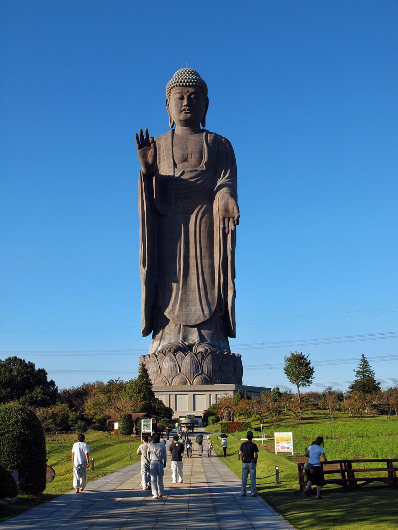 Khách du lịch đến thăm tượng phật Ushiku Daibutsu có thể đi thang máy lên đến phần đài sen, và thưởng thức quang cảnh thông qua đài quan sát.