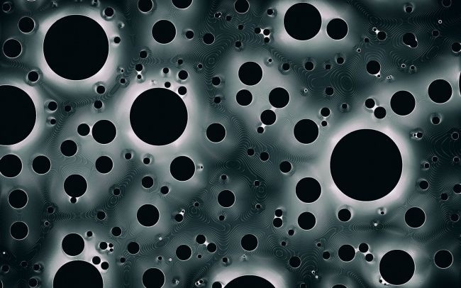 Vật chất tối không phát ra hay phản chiếu đủ bức xạ điện từ để có thể quan sát được bằng kính thiên văn hay các thiết bị đo đạc hiện nay, nhưng có thể nhận ra nó vì những ảnh hưởng hấp dẫn của nó đối với chất rắn và các vật thể khác cũng như với toàn thể vũ trụ.