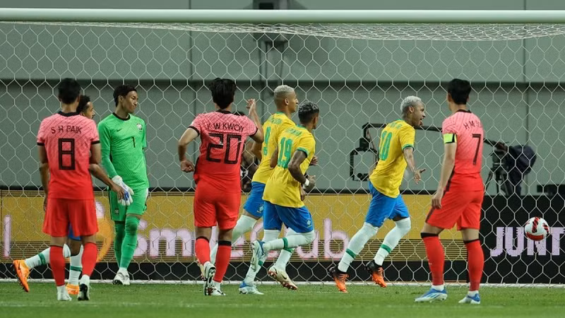 Đội bóng xứ sở kim chi trở thành đại diện thứ 3 của châu Á vượt qua vòng bảng, lập nên kỳ tích mới tại World Cup. Họ chiến thắng Bồ Đào Nha khiến Luis Suarez và đội tuyển Uruguay dù thắng Ghana 2-0 ở cặp đấu cùng giờ, đành phải ngậm ngùi rơi nước mắt chia tay Qatar.