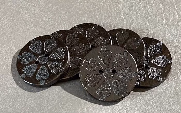 Những đặc tính của gỗ đắt nhất thế giới đó là mùi thơm, vân gỗ đẹp, màu sắc óng…Gỗ thường có giá trị kinh tế cao, được bán với giá thành đắt đỏ, mang lại tính thẩm mỹ và độ bền cao.