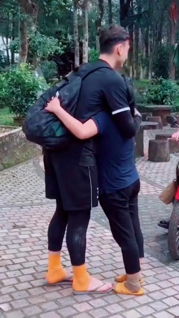 Khoanh khac hoi ngo cua Dang Van Lam va 2 nhan vien HAGL-Hinh-3