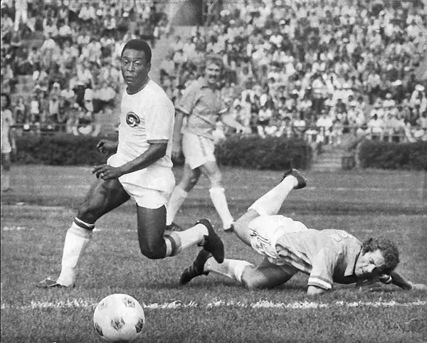 Do đó, nguy cơ dính chấn thương nặng là rất lớn. Vậy mà trong suốt sự nghiệp thi đấu, Pele không những không dính chấn thương mà còn toả sáng rực rỡ. Có một điều nực cười: Lần đầu tiên “Vua Pele” phải lên bàn mổ vào năm 1999 (khi ông đã ở tuổi 58) vì một vấn đề ở đầu gối phải.