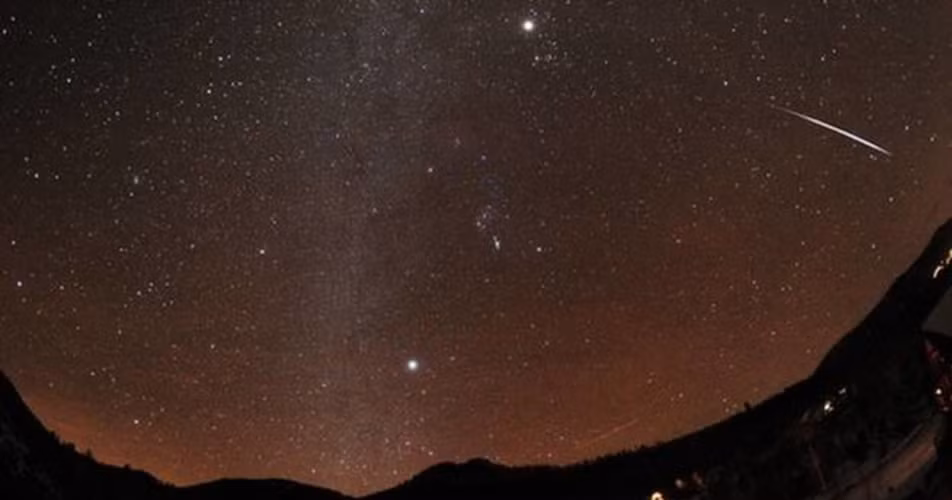 Tuy nhiên, ở những khu vực ít ô nhiễm và có bầu trời quang mây, bạn vẫn có cơ hội chứng kiến nhiều sao băng của nó lao qua bầu trời.