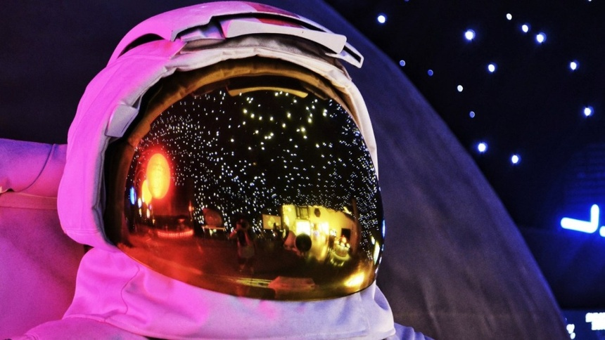 Các công ty như Virgin Galactic, Blue Origin có tham vọng lớn trong ngành du lịch vũ trụ thương mại.