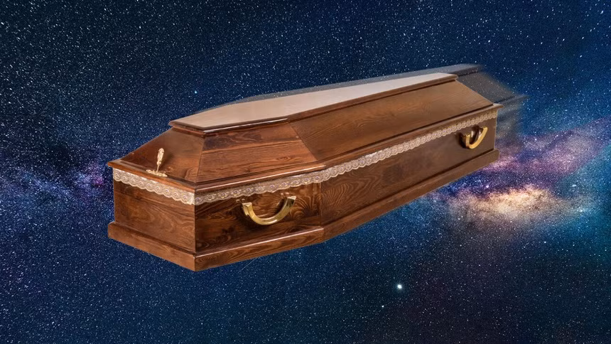 Sau đó, di hài của họ chịu lực hấp dẫn của Trái Đất và rơi vào bầu khí quyển, biến thành một cá thể giống như "thiên thạch", bị đốt cháy trong khí quyển, đây cũng là cách chú chó Laika kết thúc sứ mệnh cảm tử.