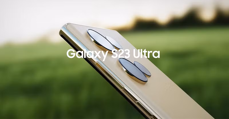 Samsung cũng có thể cung cấp cho Galaxy S23 và Galaxy S23+ một thiết kế được tinh chỉnh để phù hợp hơn với mẫu Galaxy S Ultra. Hình ảnh đáng tin cậy từ Steve Hemmerstoffer cho thấy, Samsung sẽ loại bỏ phần lồi camera khỏi cặp Galaxy S này, thay thế bằng ống kính lồi có trên Galaxy S22 Ultra.