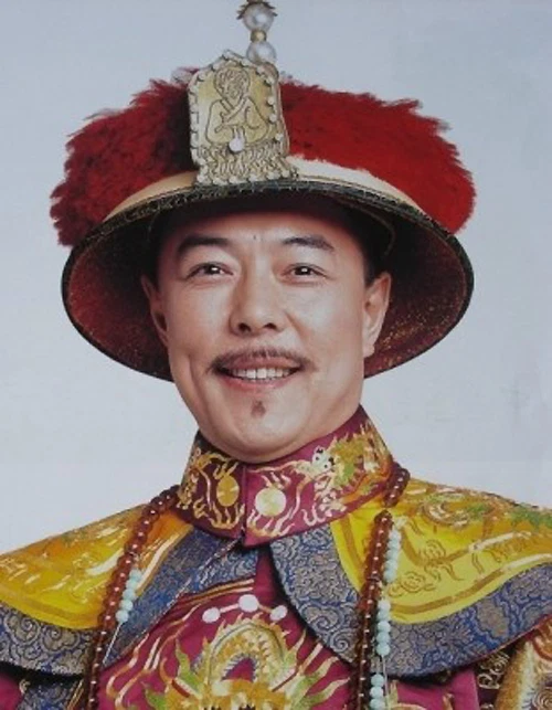 Dù là vị tôn Phật nào thì việc đặt tượng Phật lên trên đầu mũ miện của các Hoàng đế cũng là một minh chứng rõ ràng cho tín ngưỡng kính Trời, kính Phật của cổ nhân.