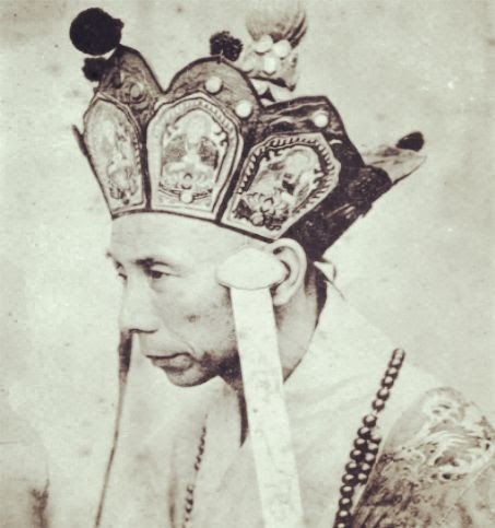 Các Hoàng đế nhà Thanh không chỉ đội triều quan có hình tượng Phật ở các dịp lễ quan trọng mà ngay cả trong các ngày lên triều bình thường cũng đều phải đội. Hình ảnh một vị tăng nhân thời nhà Thanh đội Ngũ Phật quan (ảnh: Sina).