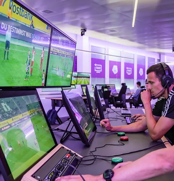 Công nghệ của Hawk-Eye sử dụng 7 máy quay cho mỗi khung thành, để theo dõi quỹ đạo bay của bóng. Một khi xác định bóng đã đi qua vạch ngang khung thành, hệ thống sẽ thông báo cho các trọng tài thông qua một thiết bị rung bên cạnh sự hỗ trợ của các trợ lý trọng tài.