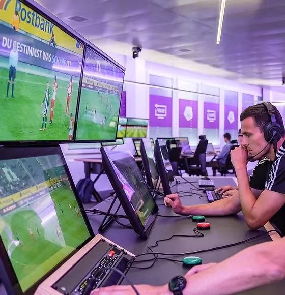 Công nghệ của Hawk-Eye sử dụng 7 máy quay cho mỗi khung thành, để theo dõi quỹ đạo bay của bóng. Một khi xác định bóng đã đi qua vạch ngang khung thành, hệ thống sẽ thông báo cho các trọng tài thông qua một thiết bị rung bên cạnh sự hỗ trợ của các trợ lý trọng tài.