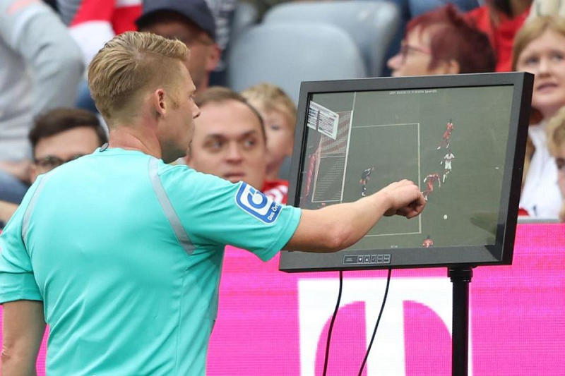 Trong số này có 8 camera hỗ trợ phát lại chuyển động siêu chậm và 4 trong số đó là cực chậm. Một nhóm VAR gồm 8 người bao gồm 4 trọng tài mặc áo xanh và 4 thành viên hỗ trợ.