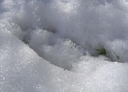 Dấu chân bí ẩn này xuất hiện ở nhiều nơi từ mái nhà, ống nước, tường cho đến đống rơm khô. Một số dấu chân dừng lại ở nơi hoang vu và biến mất một cách bí ẩn.