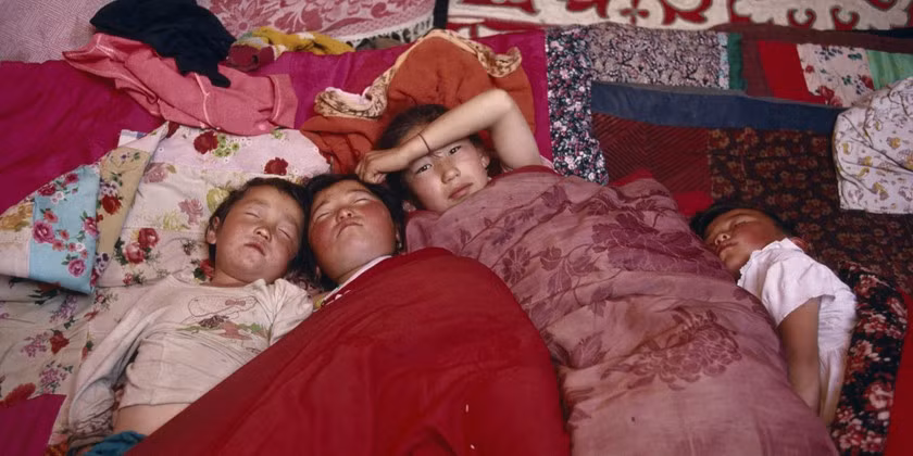 Không chỉ bị suy giảm trí nhớ, những người có giấc ngủ kéo dài hơn như 3 - 4 ngày hay thậm chí cả tuần còn gặp phải tình trạng bị ảo giác, đau đầu, cơ thể mệt mỏi và gia tăng ham muốn chuyện "chăn gối" ở người trưởng thành.