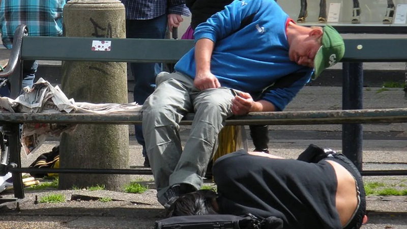 Nhưng khi hiện tượng lan rộng ra, số lượng người mắc ngày càng tăng lên, nhiều nhà nghiên cứu lại chuẩn đáo đây là "bệnh não không rõ nguồn gốc".