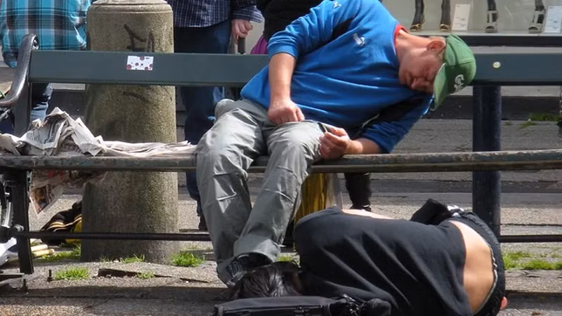 Nhưng khi hiện tượng lan rộng ra, số lượng người mắc ngày càng tăng lên, nhiều nhà nghiên cứu lại chuẩn đáo đây là "bệnh não không rõ nguồn gốc".