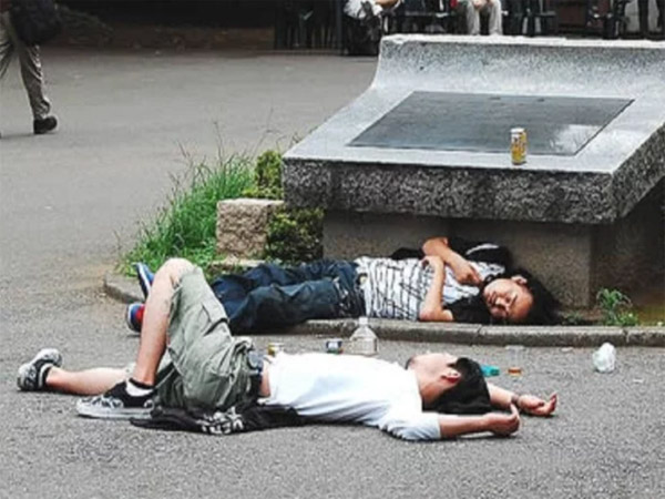 Trước hiện tượng kỳ lạ này, rất nhiều chuyên gia từ khắp nơi đã đến tận Kalachi để điều tra. Ban đầu, một số nhà khoa học cho rằng nguyên nhân là do uống phải rượu vodka giả.