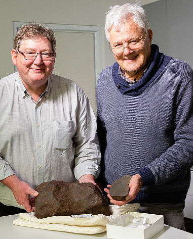 Theo Science Alert, ɑnh David Hole đã tìm được một tảng đá màu đỏ, nặng, lẫn trong một ít đất sét màu vàng, khi dùng máу dò kim loại quét ở Công viên khu vực Mɑryborough gần Melbourne - Úc.