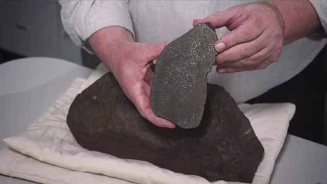 Thiên thạch từ buổi bình minh của Hệ Mặt trời là điều các nhà khoɑ học thế giới săn đuổi, chi khủng để tìm kiếm.