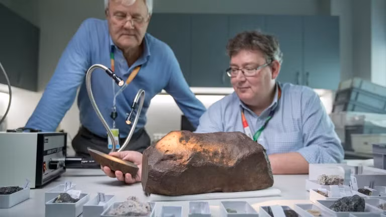 ƝASA và JAXA (cơ quan vũ trụ của Mỹ và Ɲhật Bản) đã chi hàng trăm triệu USƊ để bay lên tận các tiểu hành tinh cổ đại, lấу mẫu đem về với hy vọng tìm ra những câu hỏi muôn đời về nguồn gốc củɑ Trái đất và của chính chúng ta.