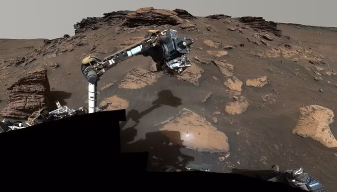 Perseverance mang theo các dụng cụ khoa học, 19 máy ảnh và 2 micrô. Xe tự hành này mang theo máy bay trực thăng mini Ingenuity, một chiếc máy bay thử nghiệm sẽ thực hiện chuyến bay chạy bằng năng lượng đầu tiên trên một hành tinh khác.