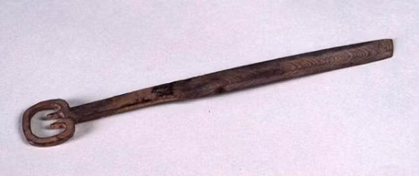 Thỏi sắt nặng 7 gam và dài 21 cm này thực chất là một con dao thời nhà Hán. Các nam nhân thời Hán thường có thói quen mang dao khi đi ra ngoài nhưng không phải để phòng thân mà coi nó như một vật trang trí cho đẹp. Vậy nên bạn đừng hỏi con dao không lưỡi này thì cắt được cái gì nhé.