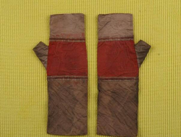 Nếu nhìn vào cổ vật này, chắc ít người đoán ra nó là một chiếc găng tay thời xưa. Nhưng nếu nhìn lại thì thấy nó cũng giống găng tay các phượt thủ hay dùng mà nhỉ.