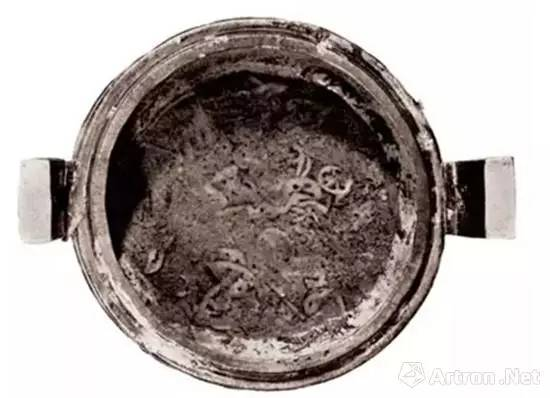 Hãy nhìn kĩ một chút để thấy những họa tiết như ngó sen ở trong chiếc đỉnh đựng nước này.