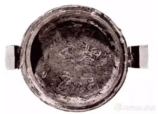 Hãy nhìn kĩ một chút để thấy những họa tiết như ngó sen ở trong chiếc đỉnh đựng nước này.