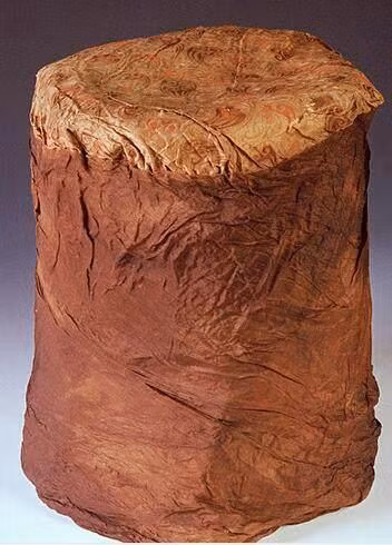 Đồ vật hình tròn dưới đây không phải mũ đội đầu, cũng không phải thảm trải ghế mà là vải bọc gương. Nếu không phải khi khai quật nó lên và phát hiện bên trong đựng một chiếc gương, thì chắc các nhà khảo cổ cũng không biết công dụng của đồ vật này.