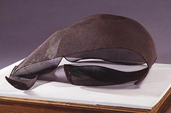 Trong gian mộ thứ của ngôi mộ được coi là "thành Pompeii của phương Đông" này, người ta tìm thấy chiếc mũ cánh chuồn từ thời nhà Hán. Về sự ra đời của mỹ cánh chuồn, nhiều ý kiến cho rằng loại mũ này xuất hiện vào thời Phế Đế Lưu Tử Nghiệp nhà Lưu Tống những năm 449 - 466 sau Công Nguyên. Người phát minh ra chiếc mũ này là Vương Hưu Nhân - một viên quan ở Dương Châu.