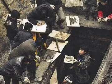 Năm 1971, những công nhân xây dựng tại Hồ Nam, Trung Quốc đã phát hiện ngôi mộ cổ Mã Vương Đôi thời nhà Hán và liền báo cáo cho Viện Khảo cổ thuộc Viện Khoa học Trung Quốc.