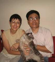 Brock tuy không có mắt nhưng chú lại vô cùng tinh nhanh, chú vẫn có sự nhạy bén của một chú mèo. Mỗi khi có người lạ đến là Brock chui ngay vào gầm giường.