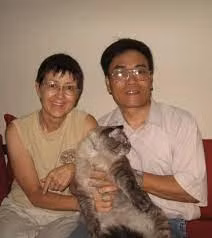 Brock tuy không có mắt nhưng chú lại vô cùng tinh nhanh, chú vẫn có sự nhạy bén của một chú mèo. Mỗi khi có người lạ đến là Brock chui ngay vào gầm giường.