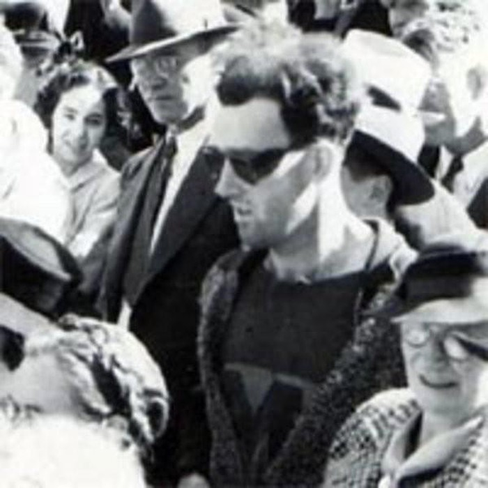 Bức ảnh được đặt tên là “Time Traveling Hipster”, từng được lưu giữ tại Bảo tàng Bralorne Pioneer và đã gây ra nhiều cuộc tranh luận về nhân vật kỳ lạ trong bức ảnh này.