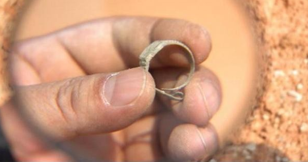 Theo ước tính của các nhà khoa học thì độ tuổi của chiếc đồng hồ này vào khoảng 400 năm tuổi. Ngay lập tức, câu hỏi được nhiều người đặt ra là, tại sao ngôi mộ được niêm phong kín từ thời nhà Minh lại lưu giữ một vật chỉ mới được tạo ra sau khi nhà nước Thụy Sĩ ra đời (năm 1848)?