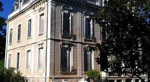 Hai cặp vợ chồng người Anh và gia đình Gisbys Simpsons lái xe qua Pháp, trên đường đến Tây Ban Nha. Họ đã qua đêm trong một khách sạn theo phong cách cổ điển. Trên đường trở về, họ quyết định dừng lại ở khách sạn, nhưng khách sạn dường như đã biến mất không dấu vết, và họ không thể tìm thấy nó.