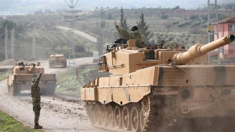 Điểm làm nên sự đặc biệt nguy hiểm của Javelin là chúng được thiết kế để tấn công mục tiêu theo kiểu đột nóc - nghĩa là tấn công vào điểm yếu nhất và bọc giáp mỏng nhát của xe tăng. Giới chuyên gia cho rằng, với cách đánh này, Leopard 2A4 khó có thể tồn tại nếu bị Javelin tấn công. Ảnh trong bài: Xe tăng Leopard 2A4 của Thổ Nhĩ Kỳ.