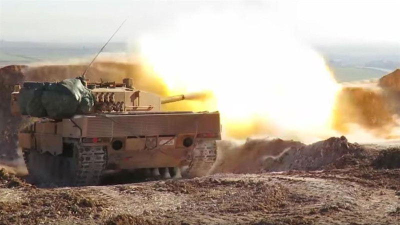 Tên lửa dùng cơ cấu phóng "mềm", dùng liều phóng phụ đưa quả đạn ra khỏi ống phóng. Ở cự ly an toàn cho xạ thủ, động cơ chính tên lửa mới kích hoạt bay tới mục tiêu. Với cơ cấu phóng này, luồng phản lực khi quả đạn rời bệ phóng rất nhỏ, đảm bảo an toàn hơn cho xạ thủ và người xung quanh. Tên lửa đạt tầm bắn hiệu quả 75m tới 2.500m, tầm bắn tối đa gần 5.000m.