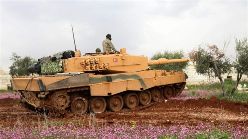 Ngoài hệ thống giáp cực tốt, hệ thống hỏa lực của chiến tăng này cũng rất ấn tượng với hỏa lực chính là khẩu pháo nòng trơn 120mm L44 có thể phóng tên lửa chống tăng LAHAT (của Israel) qua nòng, tăng được nạp đạn bằng tay nhưng điều này không ảnh hưởng đến tốc độ bắn (đảm bảo 6-7 phát/phút).