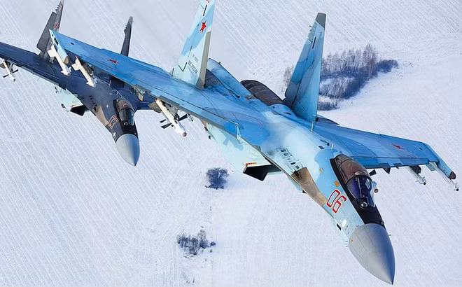 Sức mạnh của Su-35 nằm ở radar mảng pha quét thụ động (PESA) N035 Irbis có tầm trinh sát tối đa 400 km, kết hợp với hệ thống định vị quang học OLS-35 có thể phát hiện được máy bay tàng hình.