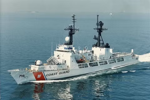Để trả lời câu hỏi trên thì đầu tiên cần xem xét về cấu hình, tàu tuần tra Hamilton của lực lượng Bảo vệ bờ biển Hoa Kỳ (USCG) đã được thiết kế để sẵn sàng chuyển đổi thành một khinh hạm đa năng trong trường hợp cần thiết.