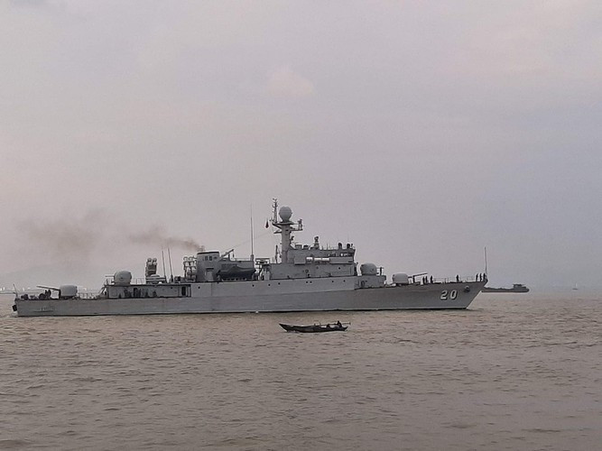 Mới đây đã xuất hiện những hình ảnh đầu tiên về việc Hải quân Việt Nam tiến hành dự án nâng cấp tàu hộ vệ săn ngầm cỡ 1.000 tấn số hiệu 18 và 20 thuộc lớp Pohang do Hàn Quốc viện trợ thành tàu hộ vệ tên lửa.