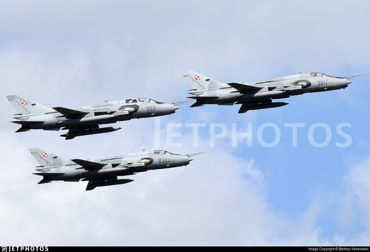 Để đối đầu với quân đội Nga, quân đội Ba Lan đã xây dựng lực lượng vũ trang rất mạnh, trong đó không quân được ưu tiên nhằm phản ứng nhanh với tình hình xung đột có thể xảy ra ở biên giới.