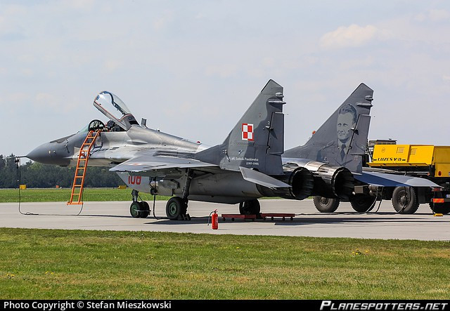 Quốc gia Trung Âu này đã nhập khẩu một số lượng lớn tiêm kích hạng nhẹ F-16 Block 52 Fighting Falcon của Mỹ làm chủ lực của lực lượng tác chiến trên không.