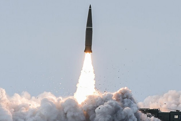 Đạn tên lửa 9M723 thuộc tổ hợp 9K720 Iskander-M có tầm bắn 500 km, có khả năng thực hiện đường bay rất linh hoạt gần bằng tên lửa hành trình nhằm đánh lừa hệ thống phòng không đối phương.