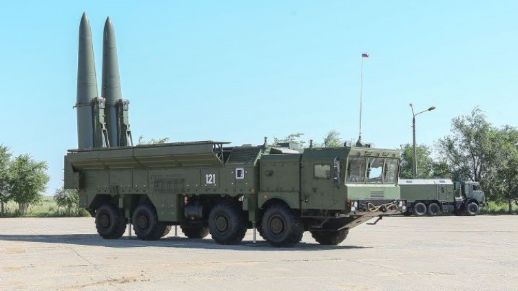 Mặc dù vậy đáng ngạc nhiên là hệ thống tên lửa chiến thuật Iskander-M của Nga đã bị các chuyên gia phương Tây bất ngờ chỉ trích, cho rằng vũ khí này không hề đáng sợ như tuyên bố của Nga.