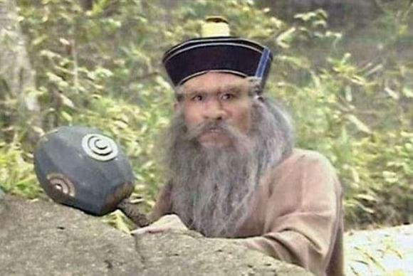 Văn Thù Bồ Tát khi đến đây biến thành một vị sư bình thường. Sau cuộc trò chuyện ngắn với nhà vua, Văn Thù Bồ Tát bị ông hoàng này hạ lệnh ngâm trong nước 3 ngày. Cuối cùng, Như Lai Phật Tổ đã yêu cầu Thanh Sư Tinh đến nơi này, đẩy vua xuống giếng ngâm 3 năm để báo thù.