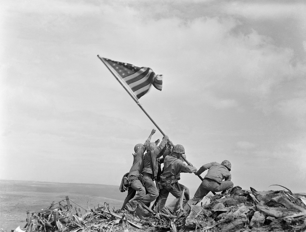 Sau chiến thắng quan trọng trước lực lượng Nhật Bản trên đảo Iwo Jima vào tháng 3/1945, trung tá phụ trách thông tin liên lạc của Mỹ là Howard Kanna đã tiết lộ một bí mật lớn. Ông cho hay nếu không có các nhân viên mật mã người Navajo, Mỹ sẽ không dễ dàng chiếm được đảo Iwo Jima.