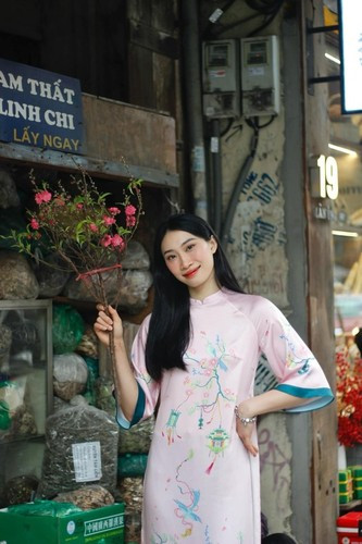 Cô nàng khoe sắc dưới phố ngập tràn không khí Tết.