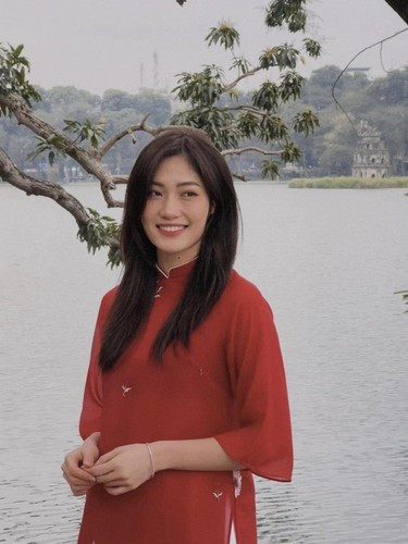 Hoa khôi bóng chuyền Trần Việt Hương chọn chụp ảnh áo dài ở Hồ Gươm.